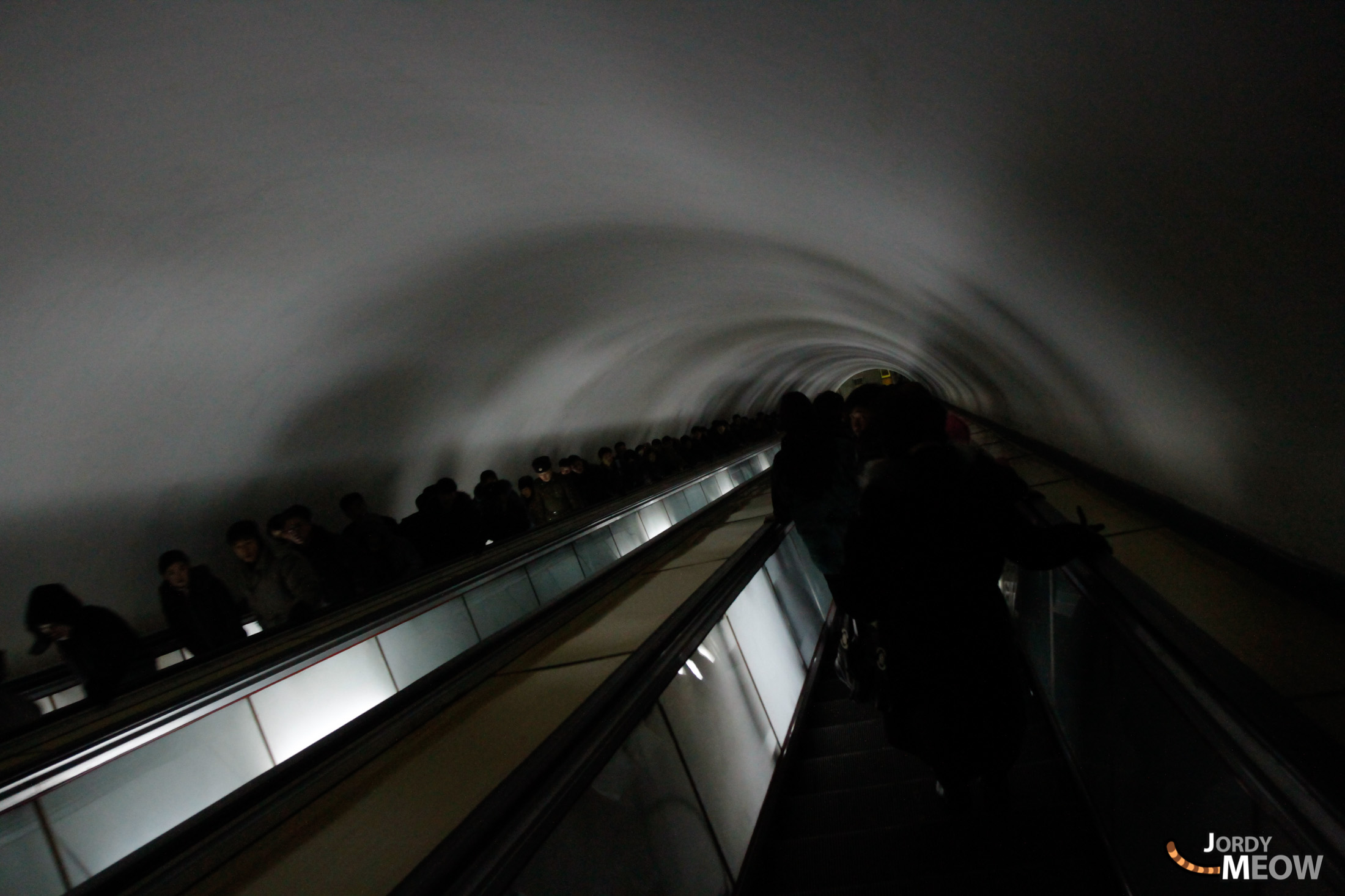Exploring Pyongyang Metro: Curved tunnel with moving walkway, daily ridership up to 700,000.