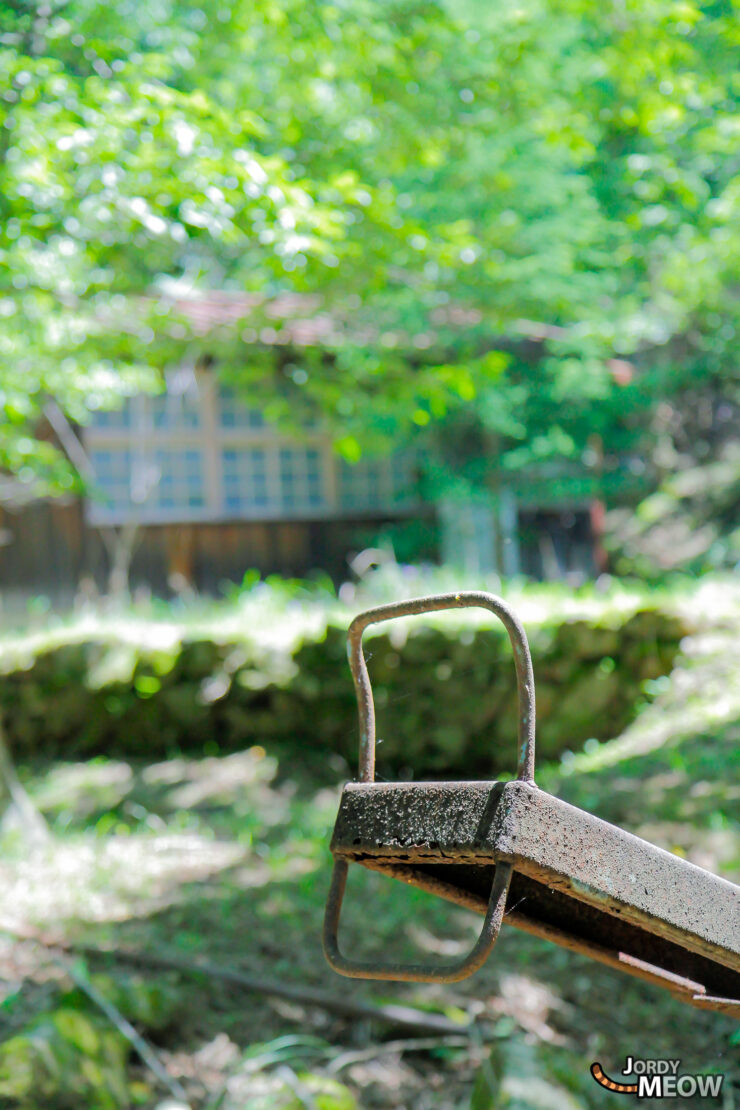Abandoned Namezawa School in Chubu Valley: A haunting glimpse into a bygone era.