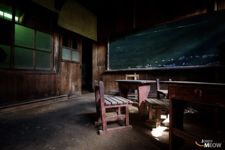 Exploring abandoned schools in Kyoto with friends, capturing urban exploration in Japan.