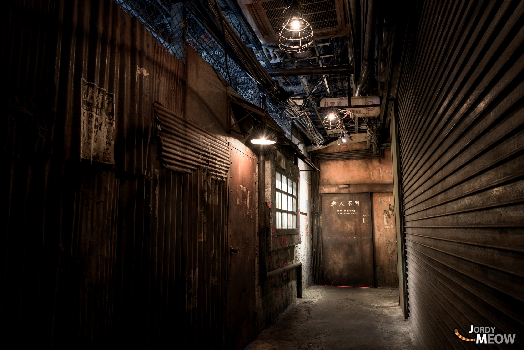Abandoned gaming center: Kawasaki Warehouse urban exploration captures eerie decay and gaming ambiance.
