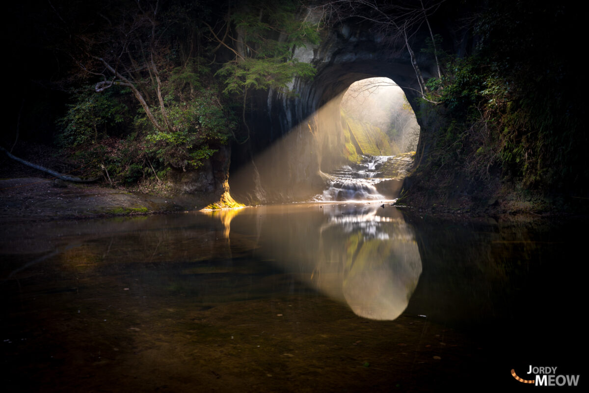 captivating-waterfall-cave-