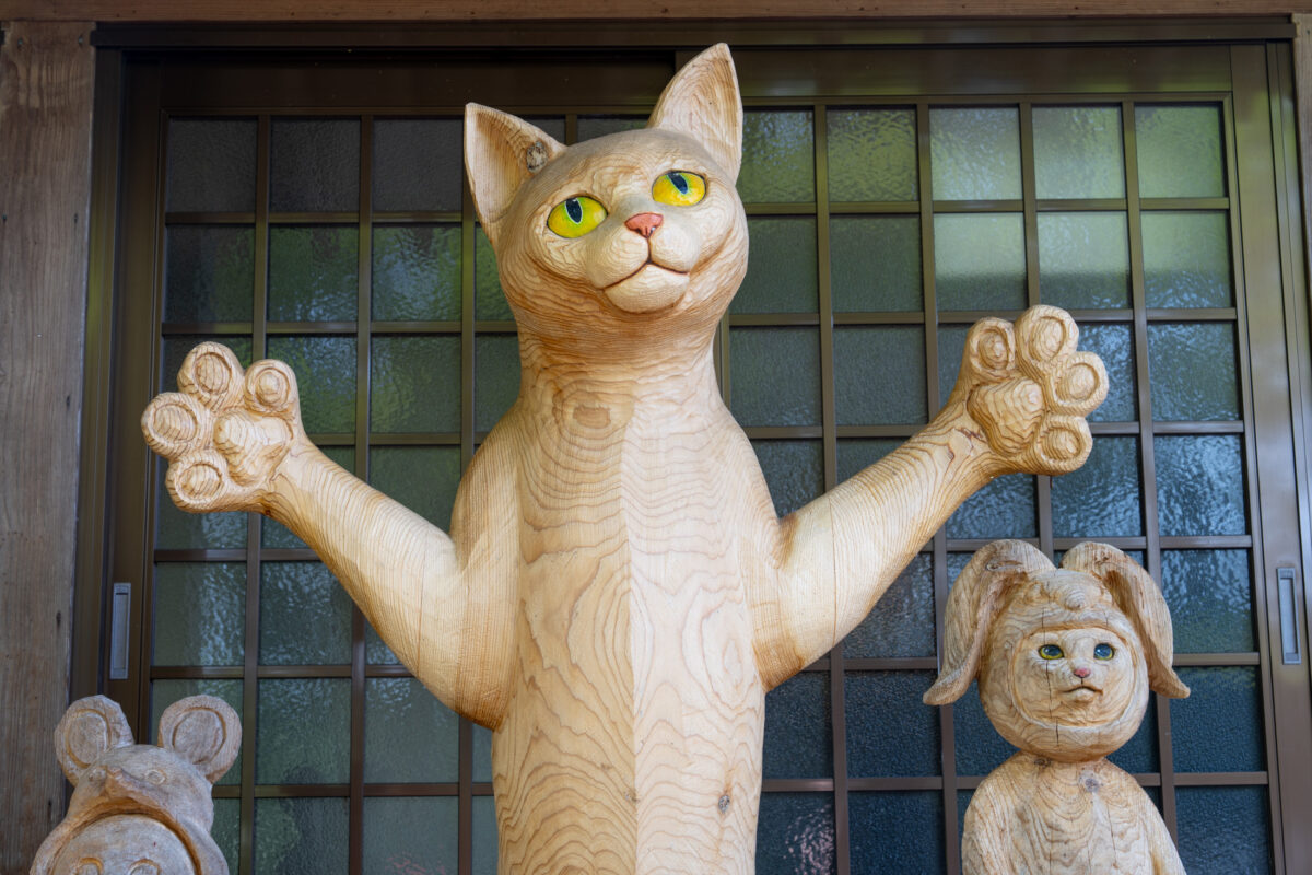unrin-ji-wooden-cat-sculpture-