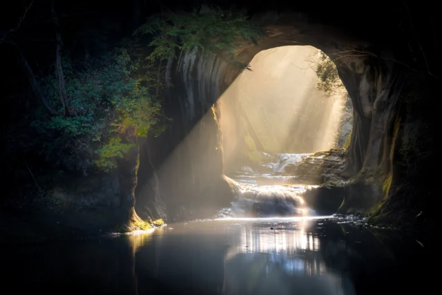 Golden light cascades, Whispers through the rocky arch, Mystic river dreams. 黄金の光、 岩の門をささやく、 神秘の川夢。#offbeatjapan #japan #serenity #naturelovers #mysticalplaces #tranquility #countryside