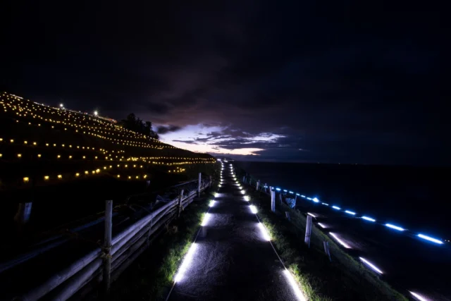 Guiding gentle light, Sunset whispers on the path, Magic in stillness. 導く灯り、 小道に夕焼けの囁き、 静けさの魔法。 #offbeatjapan #japan #illumination #nightphotography #japanesescape #serenemoments #wanderlustjapan #pathoflight