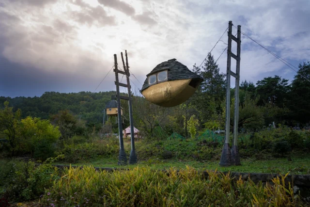 Suspended teardrop, Nature, art, and clouds unite— Harmony's embrace.  浮かぶ涙、 自然、アート、雲— 調和の抱擁。 #offbeatjapan #japan #artinnature #sculpture #rurallandscape #moodyskies #teardropshaped #uniquefinds