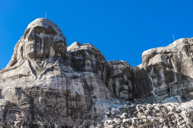 Sky meets stone giants, Silent faces in the sun, History etched deep. 青空と 石の巨人達 静かなる歴史 #mountainscapes #rushmoreviews #historycarved #americanicons #offbeatusa #nationaltreasures #natureartistry