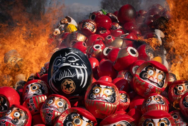 Scarlet flames ascend, Daruma spirits rising, Hope reborn in fire. 赤い炎上がり、 だるまの魂立ち上がる、 炎で希望再生。 #DarumaKuyo #FireCeremony #HopeReborn #CulturalRitual #JapanCulture #OffbeatJapan #Japan