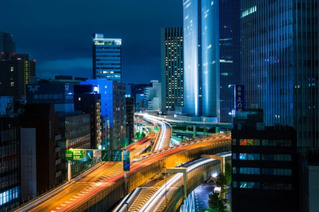 Neon visions glow, Red and white rivers of light, City dreams in blue.ネオンの幻影が輝く、 赤と白の光の川、 青色の街の夢。#offbeatjapan #japan #tokyocityscape #neonnights #urbanjapan #tokyovibes #citylights
