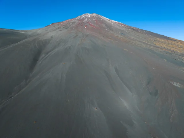 Volcano's fierce hues, Muted soil to snowy peak, Mount Fuji's grace reigns. 火山の色、 土から雪まで、 富士の美。#MountFuji #offbeatjapan #japan #volcanicviews #naturephotography #japanescape #spiritualbeauty #landscape_lovers