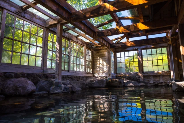 Sunlit beams embrace, Clear waters mirror the sky, Nature's warm embrace.  日差し抱く 水面に映る空 自然の温もり #onsen #offbeatjapan #japan #hotspingretreat #japanesetradition #serenespace #natureretreat #restorativeplaces