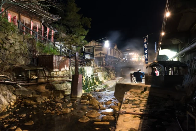 Lanterns softly glow, Steam whispers past ancient stones— Night bath's gentle warmth.提灯優しく灯る、 蒸気が古い石を通り過ぎる— 夜の入浴は穏やかな暖かさ。#onsen #nightmagic #japantravel #hotjapanese #kinosakionsen #offbeatjapan #japan